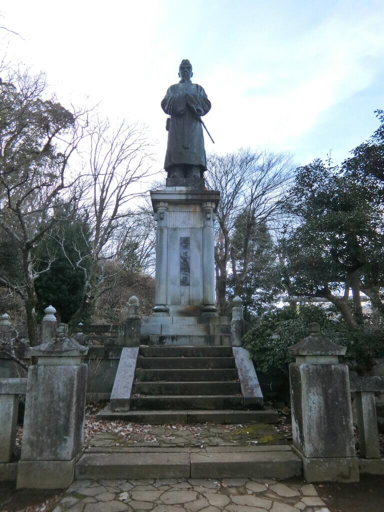 高尾の自然の中に立つ日本一大きい「菅原道真公の銅像」 | 多摩めぐり