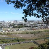 羽村の間坂を下って大正土手沿いを巡り、眺望のよい羽村神社に登る